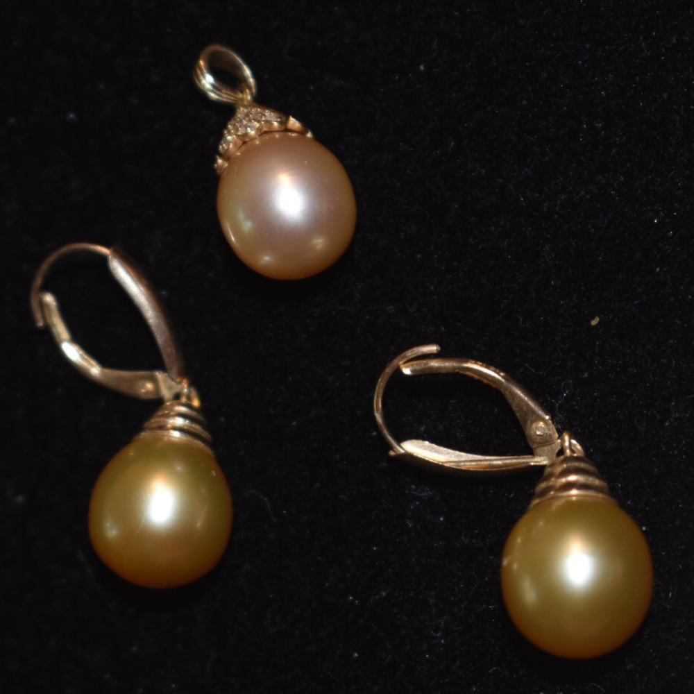 Golden pearls 14k gold earnings and pendant